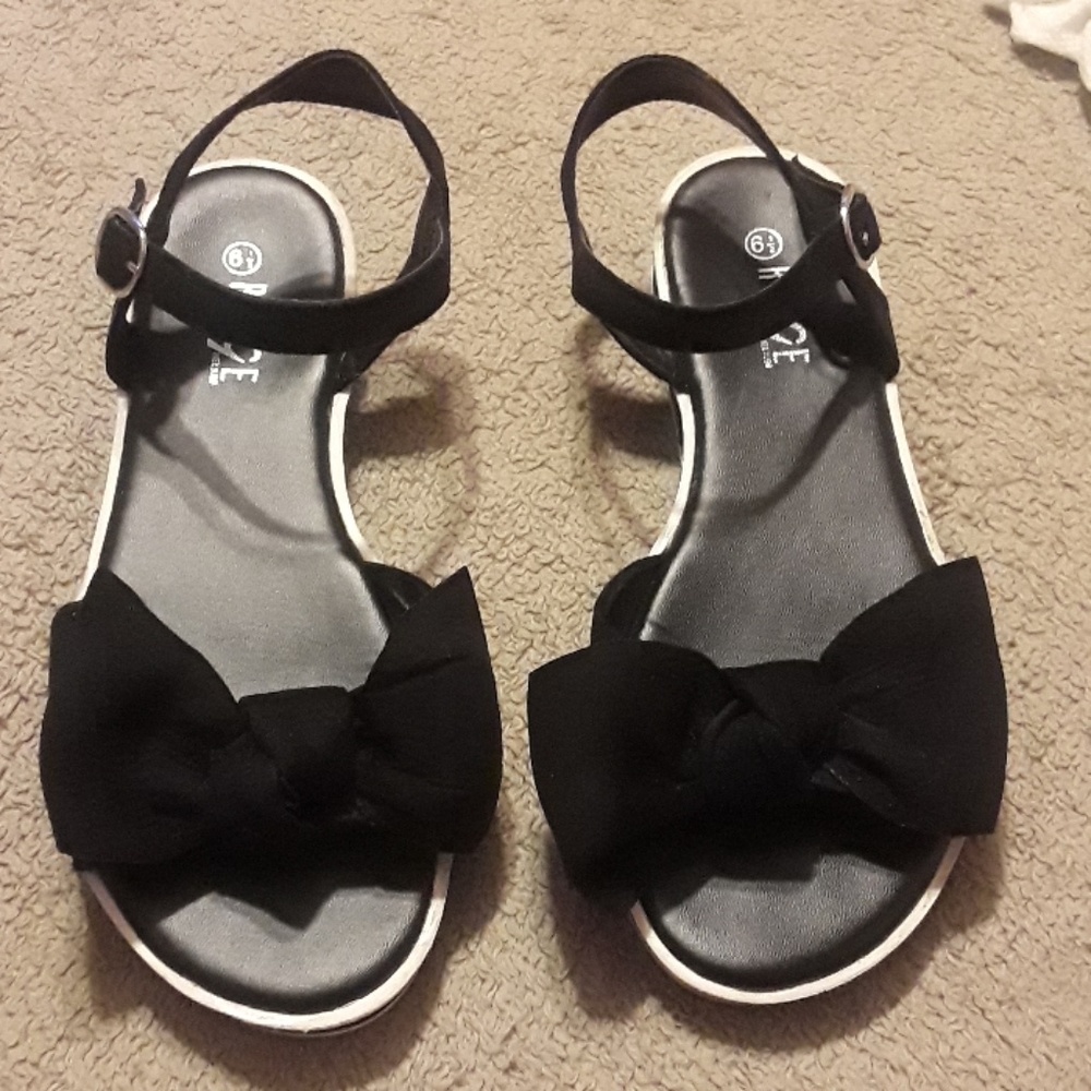 Rouge Helium Black / White Bowtie Sandals
